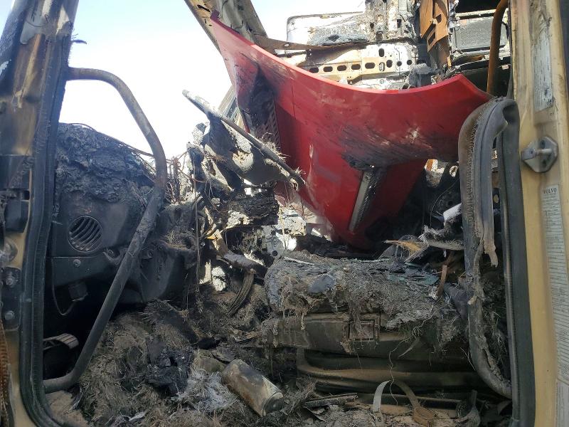 2020 Volvo Vn VIN 4V4NC9EH8LN249447 COPART salvage auction — BURN, TX - NONREPAIRABLE TITLE, sold $450 on 2026-07-24 (photo 5)