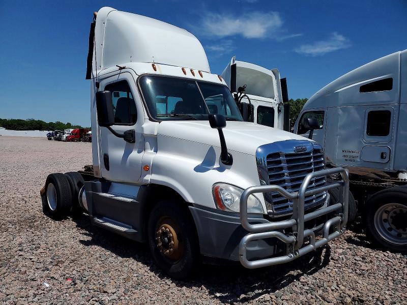 2016 Freightliner Cascadia 125 VIN 1FUBGEDV2GLHC5803 COPART salvage auction — MINOR DENT/SCRATCHES, IN - CERTIFICATE OF TITLE, sold $5,100 on 2026-07-28 (photo 1)