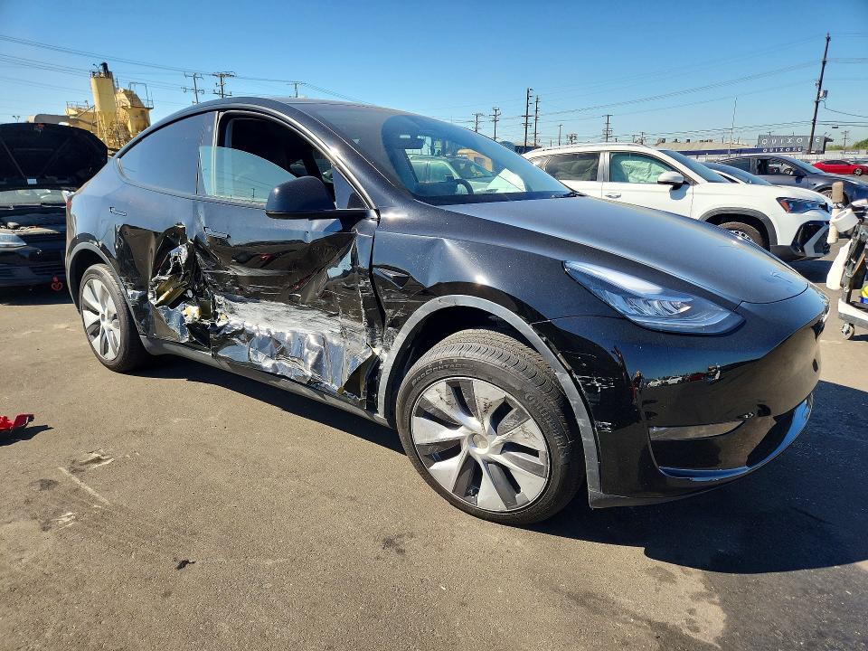 2023 Tesla Model 3 VIN 7SAYGDEE0PA061595 COPART salvage auction — SIDE, Salvage Title, sold $250 on 2026-08-03 (photo 4)