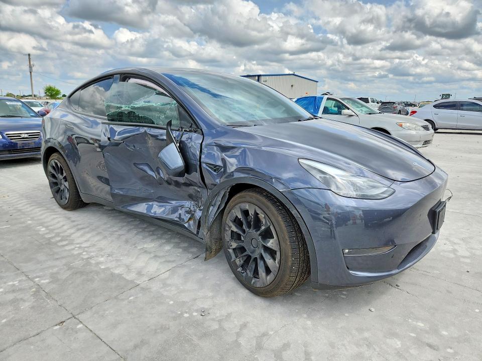 2023 Tesla Model y VIN 7SAYGDEE5PF833902 COPART salvage auction — SIDE, Tx - Salvage Vehicle Title, sold $200 on 2026-07-21 (photo 4)
