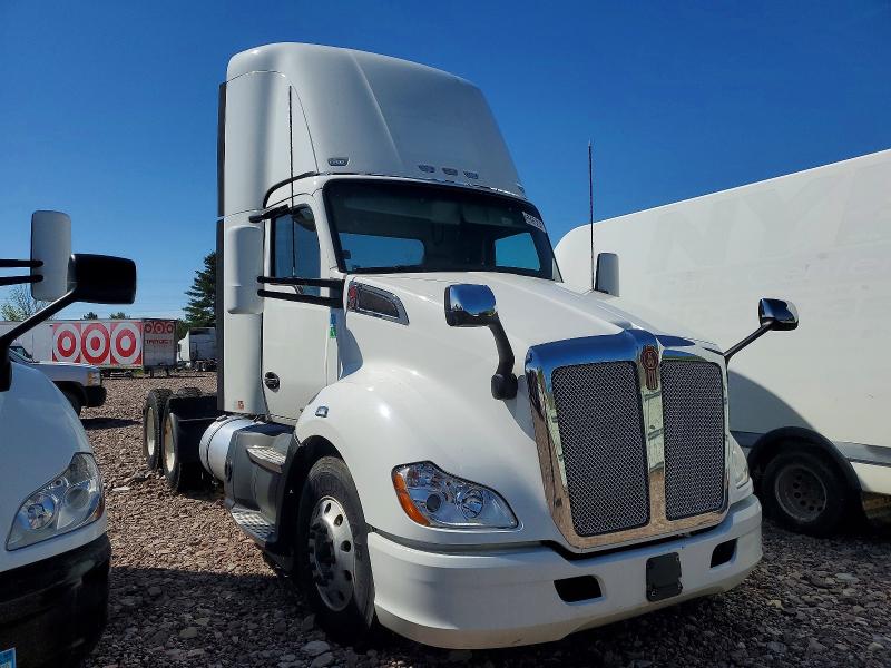 2018 Kenworth T680 VIN 1XKYDP9X5JJ215924 — COPART salvage auction photo
