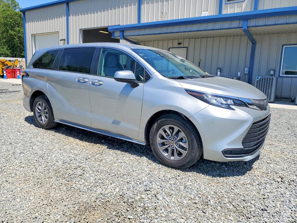 2022 Toyota Sienna VIN 5TDKRKEC9NS115746 COPART salvage auction — DAMAGE HISTORY, OH - DEALER ONLY CLEAN TITLE, sold $13,200 on 2026-07-09 (photo 4)