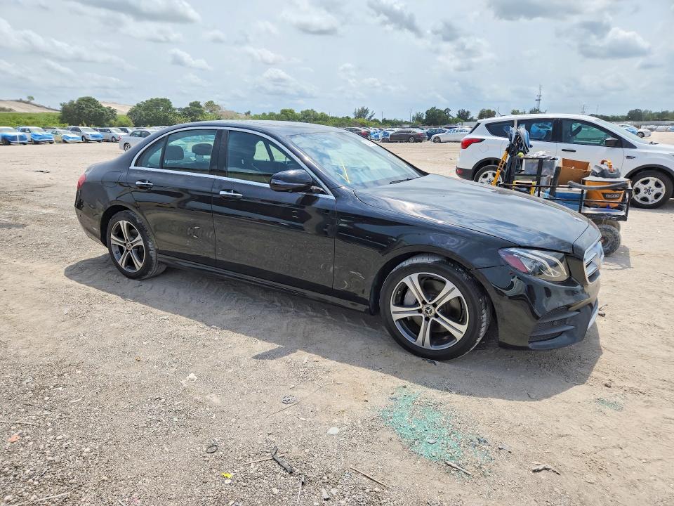 2020 Mercedes-benz E-klasse VIN WDDZF8EBXLA732266 COPART salvage auction — MINOR DENT/SCRATCHES, Fl - Certificate Of Title, sold $16,500 on 2026-07-28 (photo 4)
