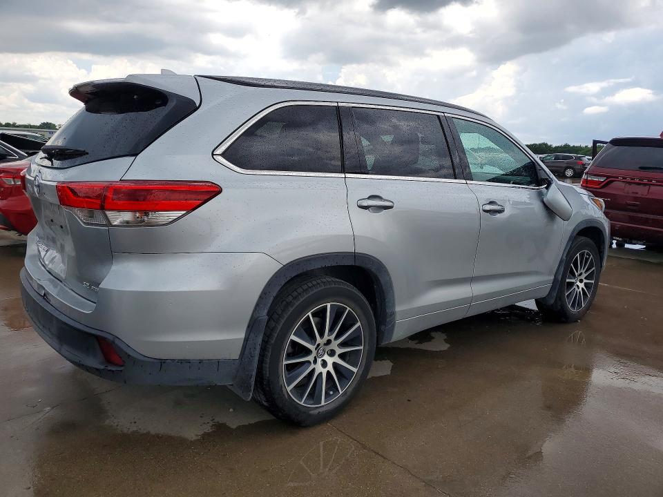 2018 Toyota Highlander VIN 5TDJZRFH1JS895749 COPART salvage auction — REAR END, Salvage Title, sold $12,100 on 2026-07-30 (photo 3)