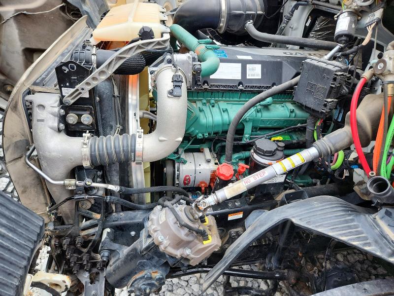 2024 Volvo Vnr VIN 4V4WC9EH1RN629758 COPART salvage auction — MINOR DENT/SCRATCHES, NE - CERT OF TITLE-SALVAGE, sold $50,500 on 2026-07-07 (photo 7)