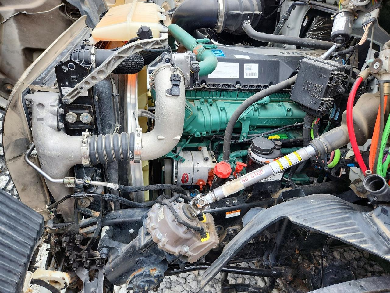2024 Volvo Vnr VIN 4V4WC9EH1RN629758 COPART salvage auction — Minor Dent/Scratches, NE - CERT OF TITLE-SALVAGE, sold $20,250 on 2025-03-12 (photo 7)