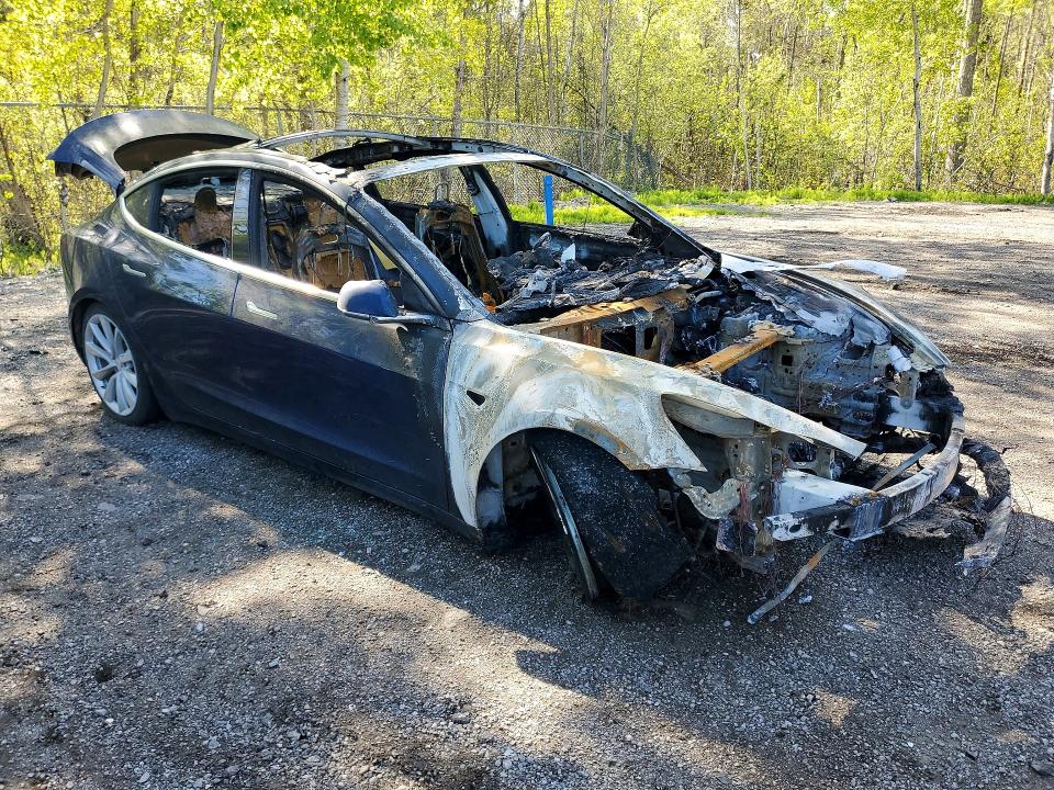 2020 Tesla Model 3 VIN 5YJ3E1EA7LF703946 COPART salvage auction — BURN, ON - NO TITLE AVAILABLE, sold $225 on 2026-07-14 (photo 4)