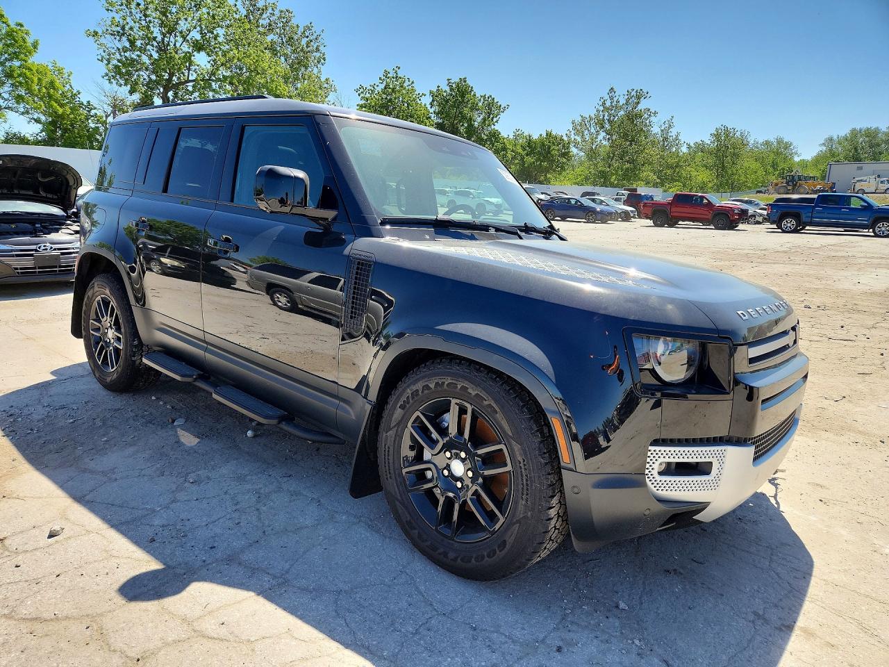 2025 Land Rover Defender VIN SALEJ7EX4S2403738 COPART salvage auction — Front End, MO - SALVAGE CERTIFICATE OF TITLE, sold $37,250 on 2026-06-30 (photo 4)