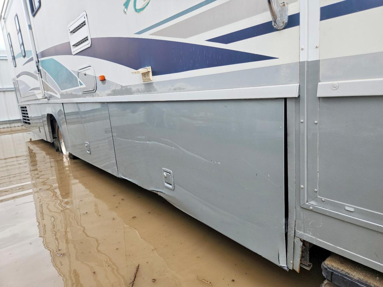 2004 Winn Motorhome VIN 1FCNF53S930A05961 COPART salvage auction — Side, KS - CERT OF TITLE-SALVAGE, sold $1,550 on 2026-07-09 (photo 9)