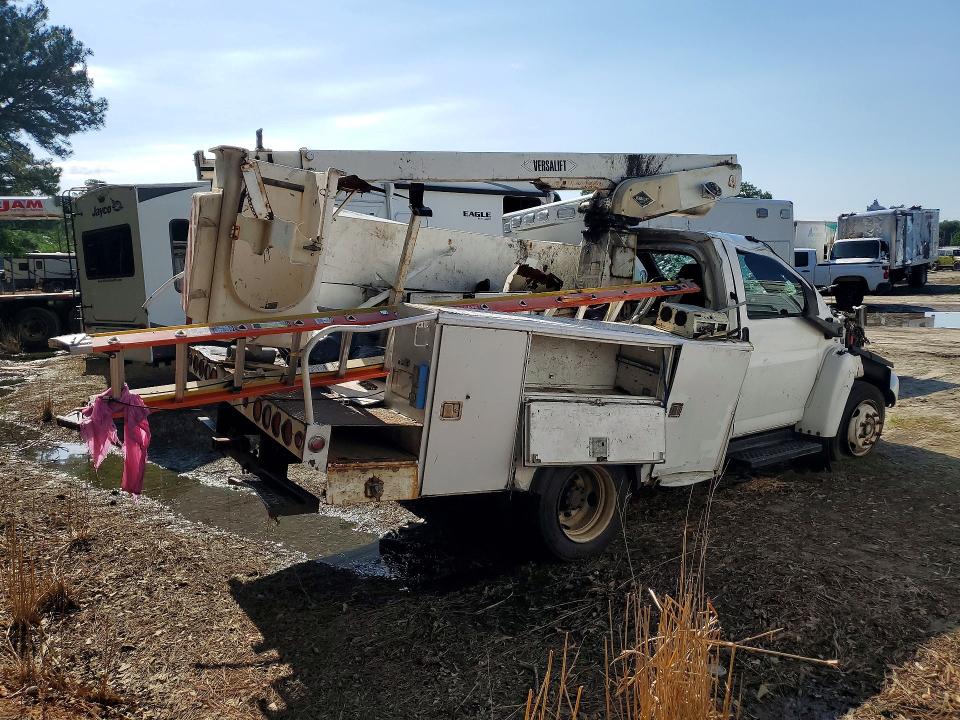 2005 Chevrolet 4500 VIN 1GBE4C1E35F526735 COPART salvage auction — ROLLOVER, Md - Cert Of Salvage > 75% Damage, sold $375 on 2026-07-08 (photo 3)