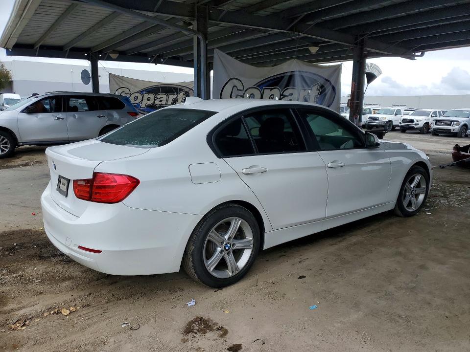 2013 BMW 3er VIN WBA3C1G54DNR46880 COPART salvage auction — MINOR DENT/SCRATCHES, Ca - Dis/Dlr/Exp Only Clean Title, sold $3,200 on 2026-07-03 (photo 3)