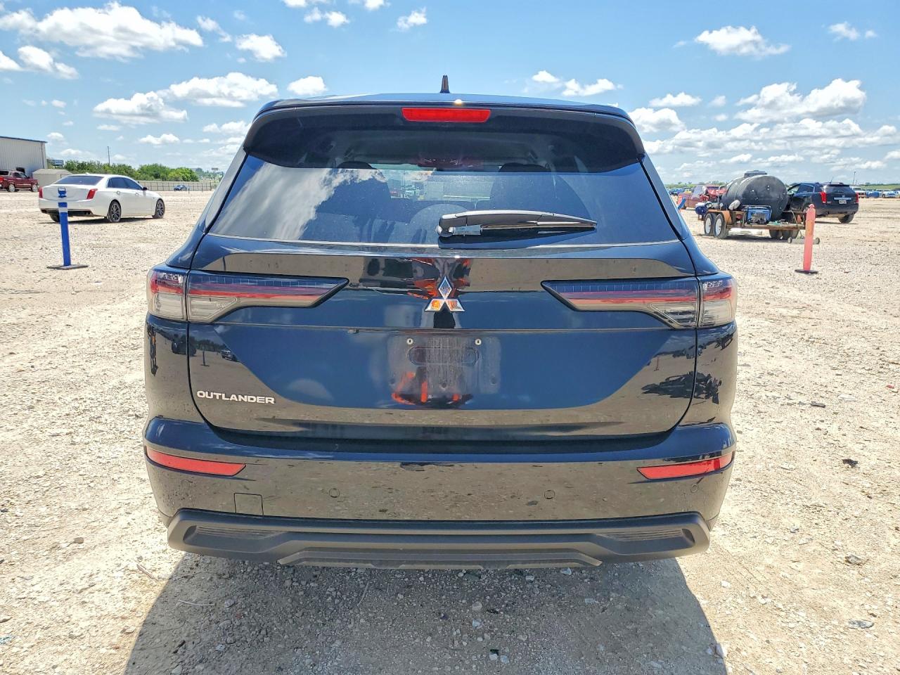 2025 Mitsubishi Outlander VIN JA4J3UA86SZ055472 COPART salvage auction — Front End, TX - SALVAGE VEHICLE TITLE, sold $9,300 on 2026-07-09 (photo 6)