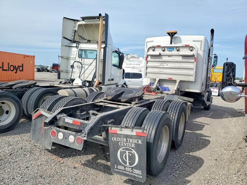 2014 Kenworth T800 VIN 1XKDDP8X2EJ411261 COPART salvage auction — FRONT END, TX - NONREPAIRABLE TITLE, sold $4,100 on 2026-07-09 (photo 4)