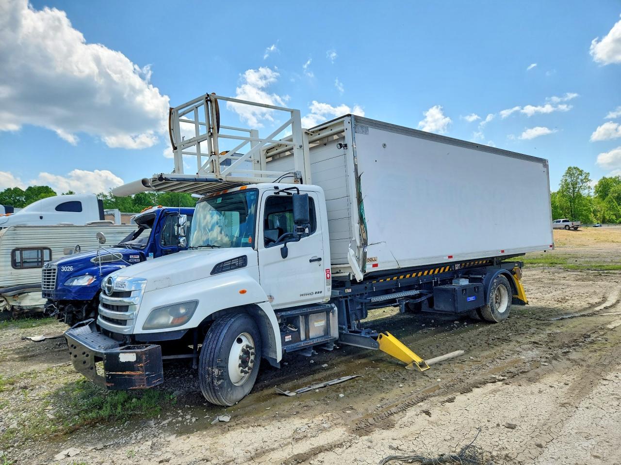 2018 Hino All models VIN 5PVNV8JT0J4S54851 COPART salvage auction — Side, Sc - Salvage Title, sold $3,250 on 2026-07-08 (photo 1)