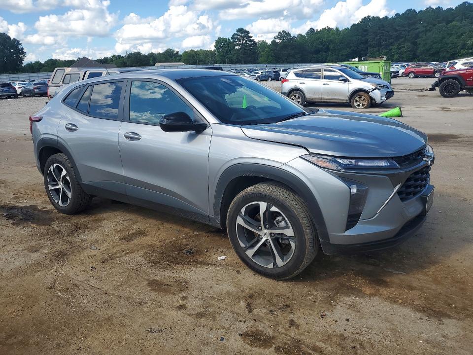 2025 Chevrolet Trax VIN KL77LGEP3SC135685 COPART salvage auction — REAR END, Ms - Cert Of Title-Salvaged, sold $5,400 on 2026-07-10 (photo 4)
