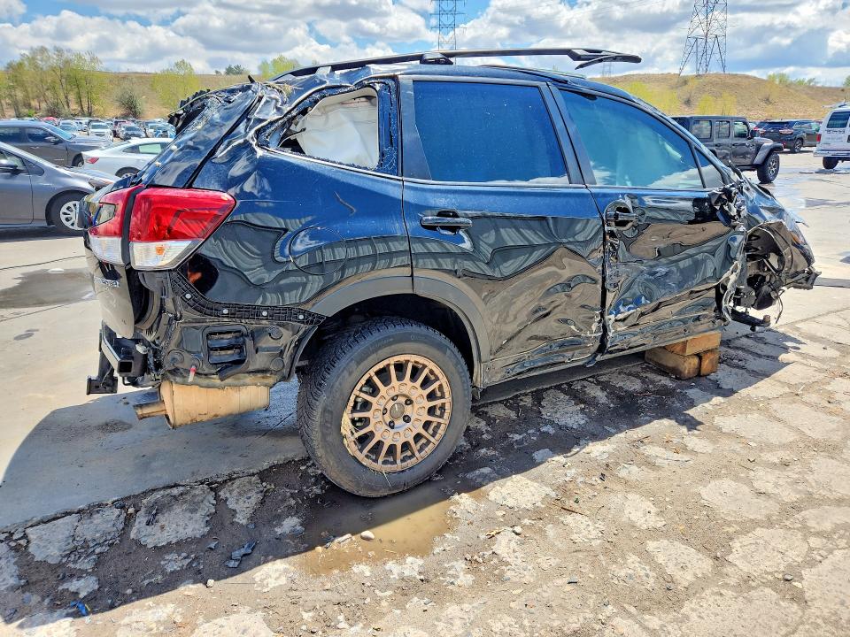2024 Subaru Forester VIN JF2SKACC0RH476151 COPART salvage auction — ROLLOVER, CO - PUBLIC - NONREPAIRABLE, sold $725 on 2026-07-27 (photo 3)