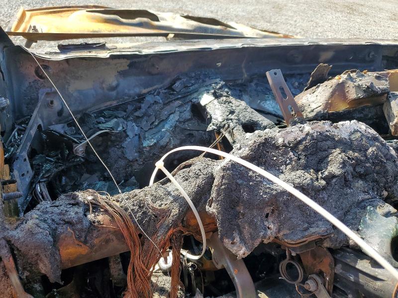 2011 Toyota Sienna VIN 5TDKK3DC8BS048418 COPART salvage auction — BURN, Ca - Non-Repairable Vehicle Cert, sold $275 on 2026-07-10 (photo 9)