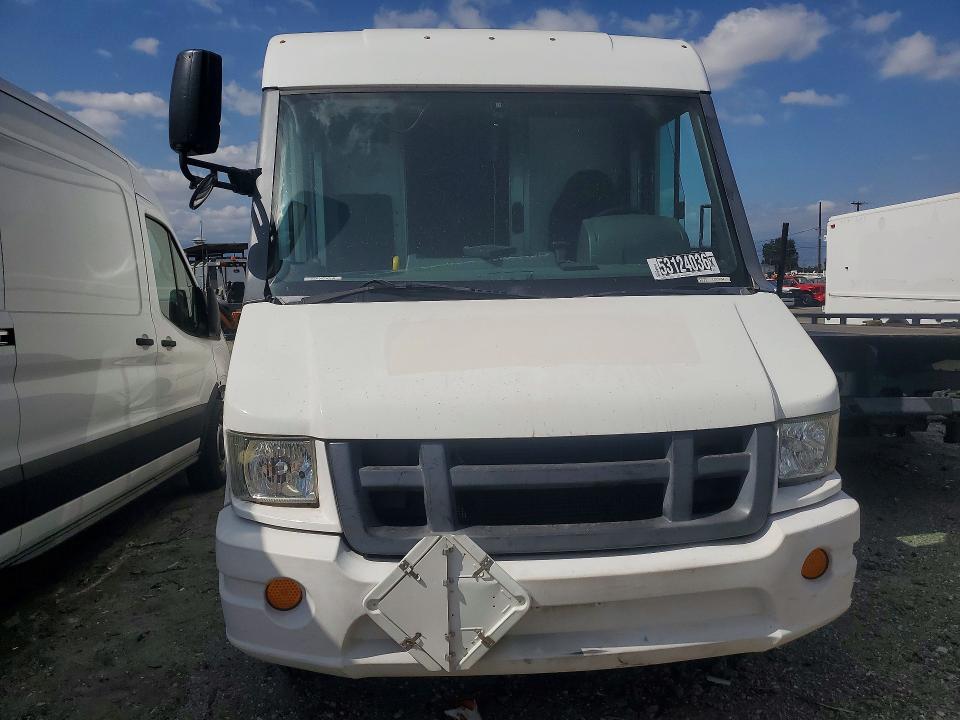 2015 Isuzu Reach VIN JALB4T170F7W00445 COPART salvage auction — MINOR DENT/SCRATCHES, Ca - Dis/Dlr/Exp Only Clean Title, sold $2,300 on 2026-07-30 (photo 5)