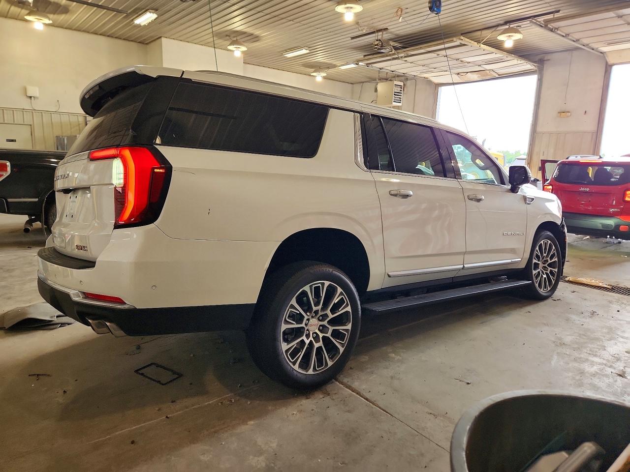 2025 GMC Yukon XL VIN 1GKS2JRL1SR285445 COPART salvage auction — Front End, MO - SALVAGE CERTIFICATE OF TITLE, sold $39,250 on 2026-07-07 (photo 3)