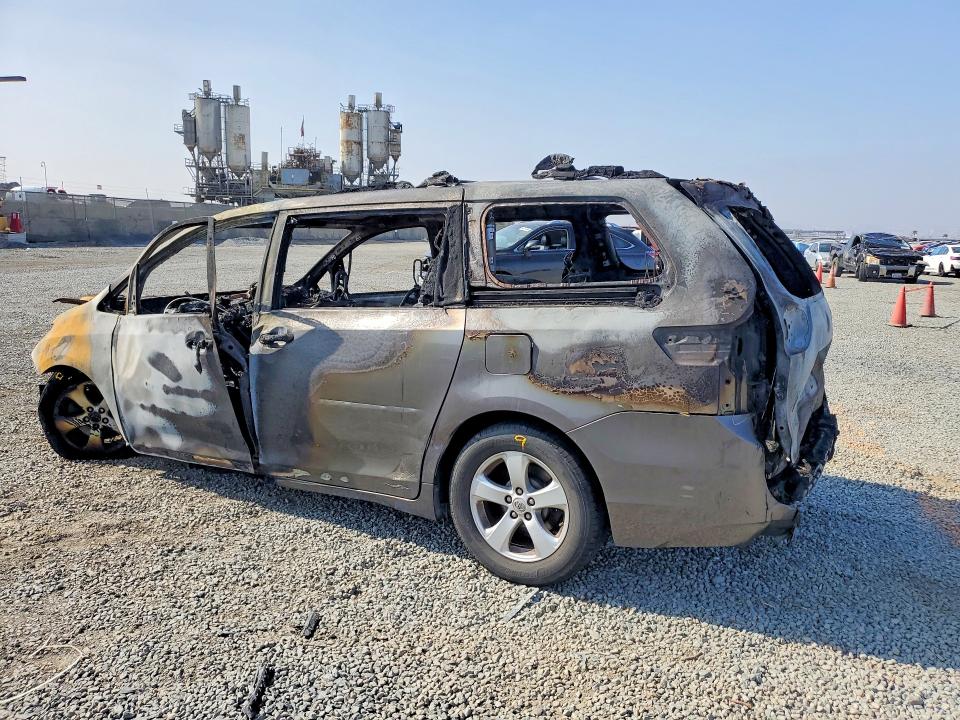 2011 Toyota Sienna VIN 5TDKK3DC8BS048418 COPART salvage auction — BURN, Ca - Non-Repairable Vehicle Cert, sold $275 on 2026-07-10 (photo 2)