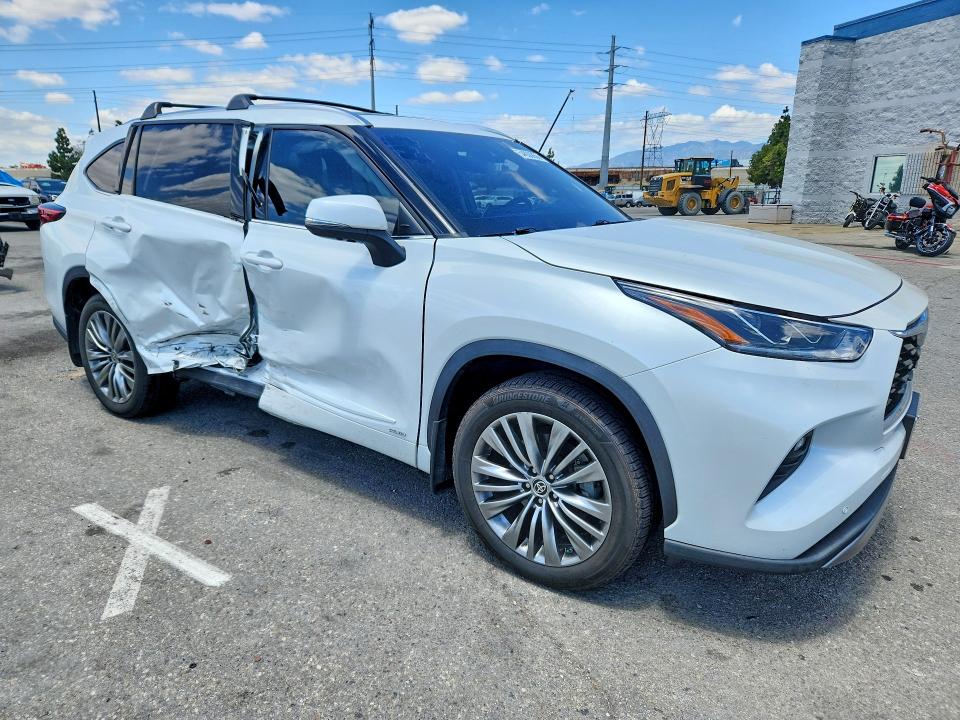 2022 Toyota VIN 5TDEBRCH5NS078333 COPART salvage auction — SIDE, Ca - Salvage Certificate, sold $26,500 on 2026-07-02 (photo 4)