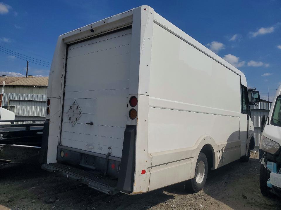 2015 Isuzu Reach VIN JALB4T170F7W00445 COPART salvage auction — MINOR DENT/SCRATCHES, Ca - Dis/Dlr/Exp Only Clean Title, sold $2,300 on 2026-07-30 (photo 3)