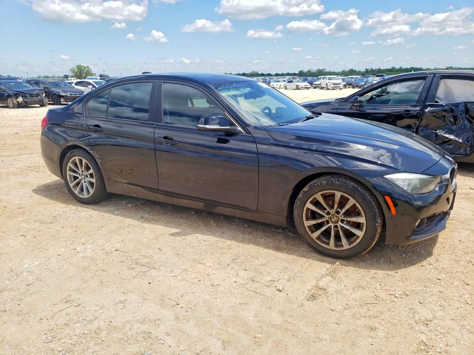 2017 BMW 3er VIN WBA8E1G35HNU18642 COPART salvage auction — NORMAL WEAR, Tx - Certificate Of Title, sold $2,100 on 2026-07-30 (photo 4)