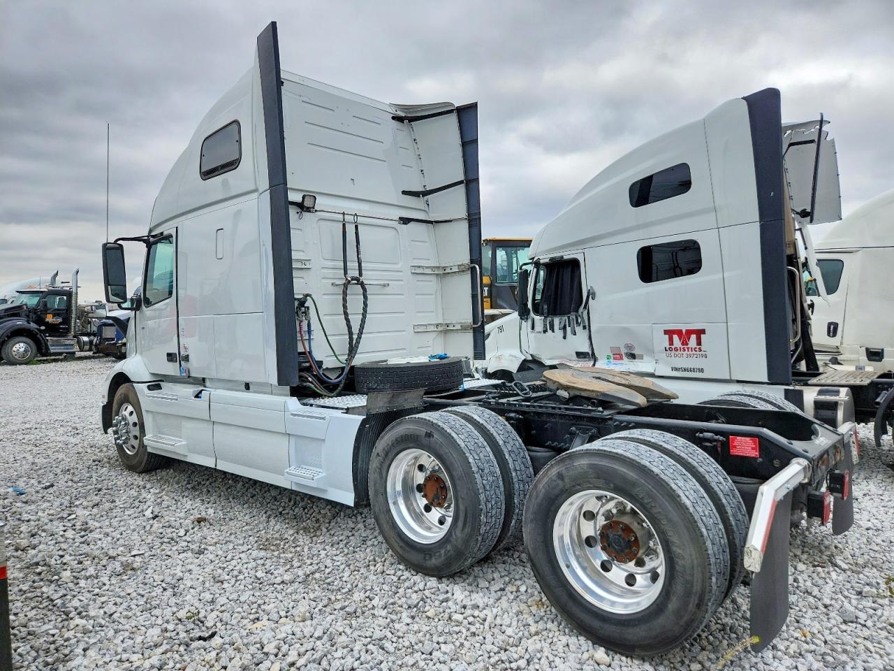 2024 Volvo Vnr VIN 4V4WC9EH1RN629758 COPART salvage auction — Minor Dent/Scratches, NE - CERT OF TITLE-SALVAGE, sold $20,250 on 2025-03-12 (photo 3)
