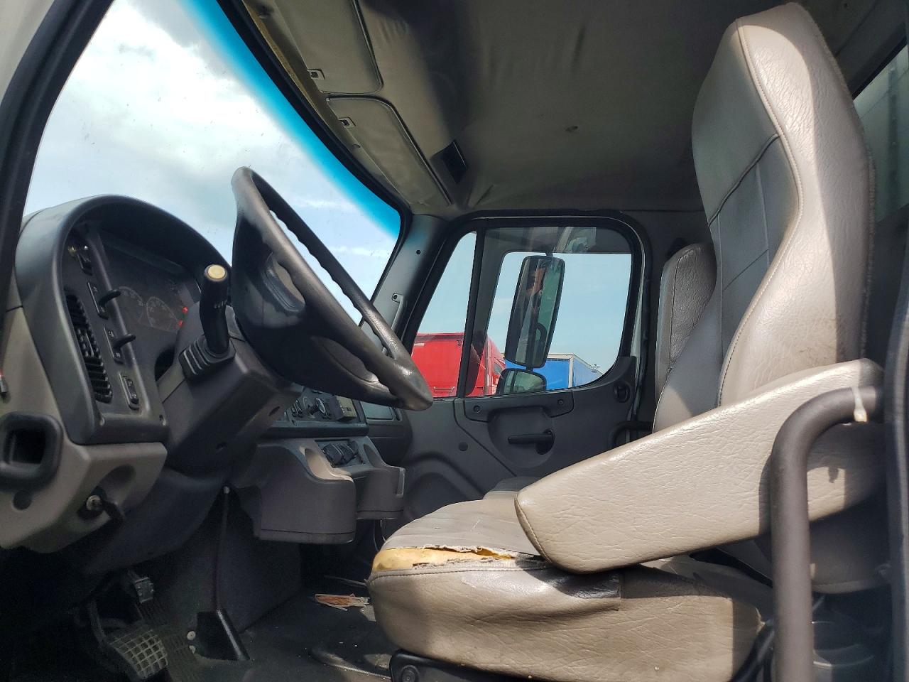 2018 Frht - freightliner VIN 1FVACWFB3JHJN5754 COPART salvage auction — Side, TX - SALVAGE VEHICLE TITLE, sold $6,100 on 2026-08-05 (photo 8)