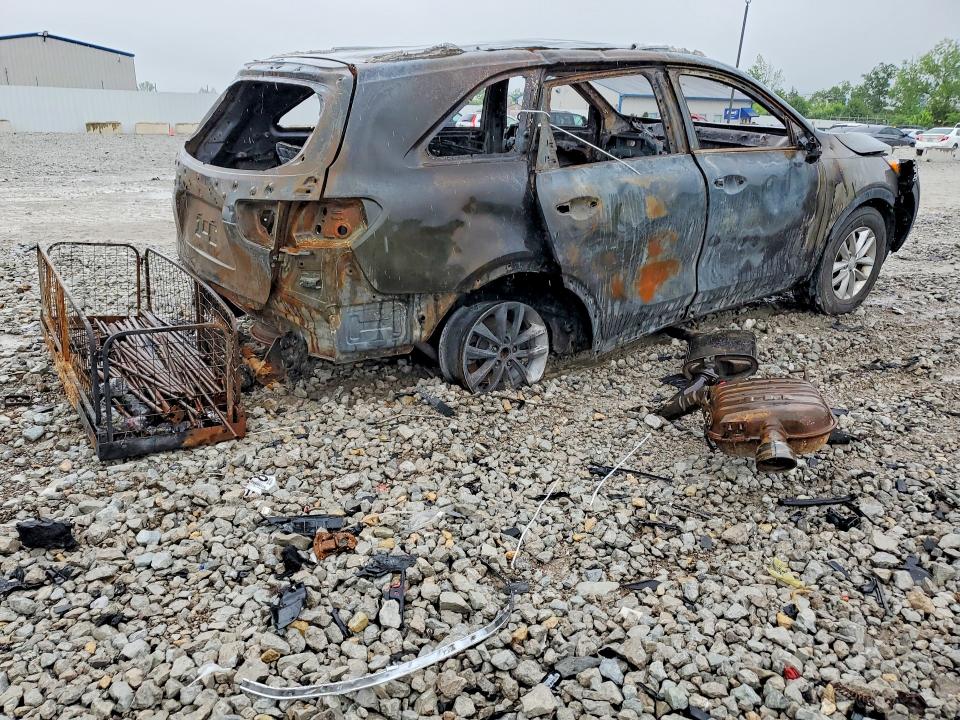2018 Kia Sorento VIN 5XYPG4A39JG386746 COPART salvage auction — INTERIOR BURN, KY - BILL OF SALE/PART ONLY/NO TITL, sold $275 on 2026-07-23 (photo 3)