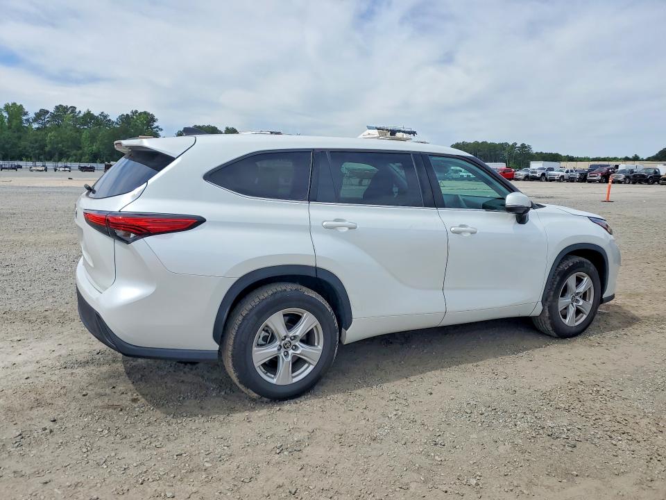 2022 Toyota Highlander VIN 5TDCZRAH9NS557330 COPART salvage auction — MINOR DENT/SCRATCHES, Nc - Salvage Certificate Of Title, sold $18,900 on 2026-07-20 (photo 3)