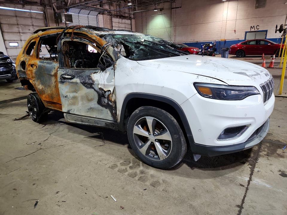 2019 Jeep Cherokee VIN 1C4PJMDN4KD320474 COPART salvage auction — INTERIOR BURN, Mi - Certificate Of Title, sold $300 on 2026-07-02 (photo 4)