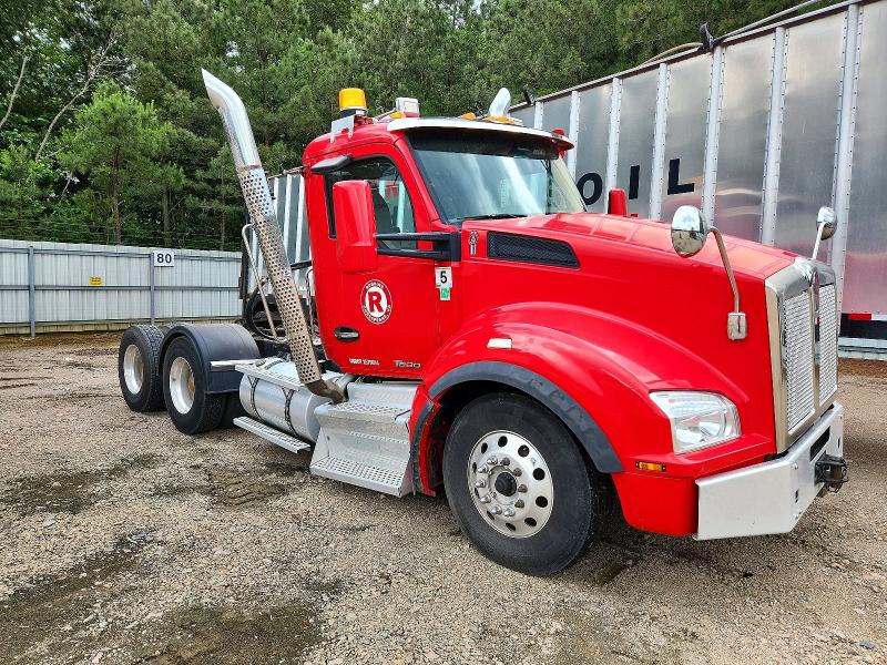2017 Kenworth Construction VIN 1XKZD49X7HJ172958 — COPART salvage auction photo
