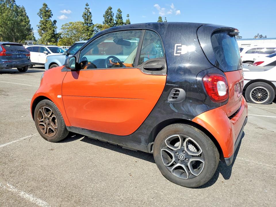 2018 Smart Fortwo VIN WMEFJ9BA5JK265781 COPART salvage auction — MINOR DENT/SCRATCHES, Ca - Dis/Dlr/Exp Only Clean Title, sold $3,850 on 2026-07-30 (photo 2)