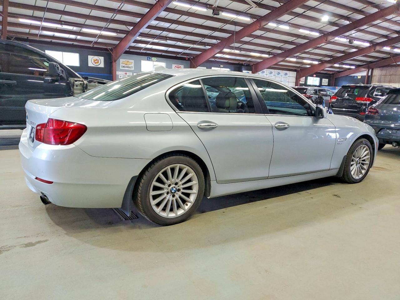 2011 BMW 5er VIN WBAFU7C55BC876270 COPART salvage auction — Minor Dent/Scratches, MA - CERT OF TITLE-SALVAGE, sold $1,400 on 2026-09-18 (photo 3)