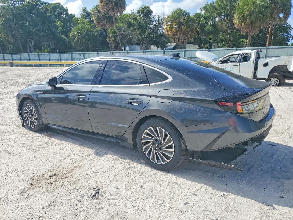 2025 Hyundai Sonata VIN KMHL34JJ4SA106897 COPART salvage auction — WATER/FLOOD, Salvage Title, sold $6,700 on 2026-07-29 (photo 2)
