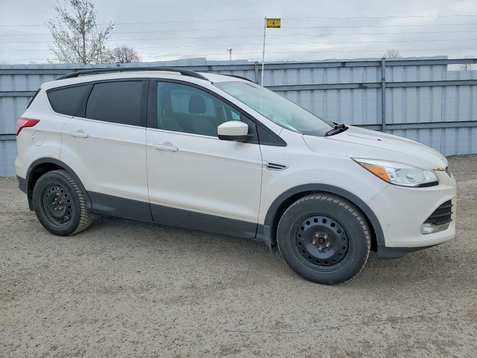 2015 Ford Escape VIN 1FMCU0GX0FUB83871 COPART salvage auction — MINOR DENT/SCRATCHES, On - Permit No Brand - Unfit, sold $525 on 2026-07-03 (photo 4)