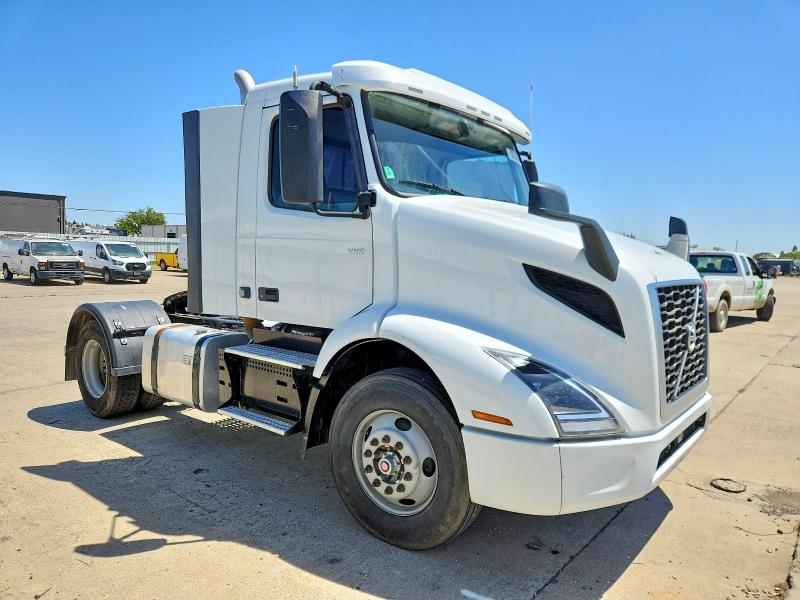 2020 Volvo Vnr VIN 4V4W39EH6LN262282 COPART salvage auction — NORMAL WEAR, NE - CERT OF TITLE-SALVAGE, sold $2,850 on 2026-07-23 (photo 1)
