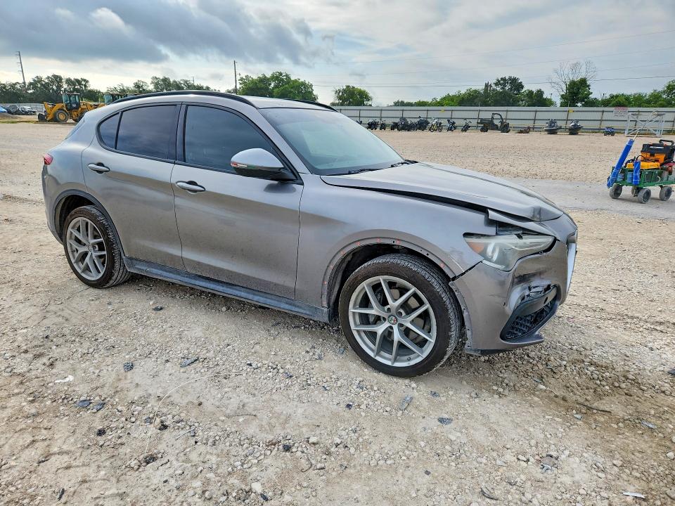 2018 Alfa romeo Stelvio VIN ZASFAKNN8J7B80173 COPART salvage auction — FRONT END, Tx - Salvage Vehicle Title, sold $2,200 on 2026-07-30 (photo 4)