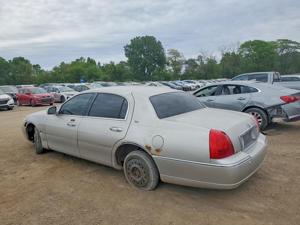 2003 Lincoln TOWN CAR VIN 1LNHM83WX3Y626677 COPART salvage auction — HAIL, IA - CERT OF TITLE-SALVAGE TITLE, sold $475 on 2026-07-31 (photo 2)