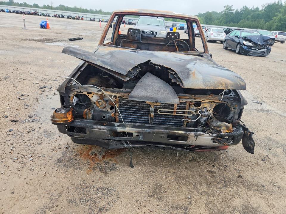 1987 Toyota Pickup VIN JT4RN50RXH0292255 COPART salvage auction — ENGINE BURN, Sc - Non-Reb & Rem Salvage Title, sold $350 on 2026-07-27 (photo 5)