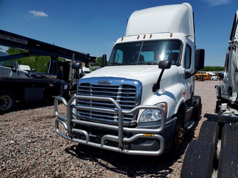 2016 Freightliner Cascadia 125 VIN 1FUBGEDV2GLHC5803 COPART salvage auction — MINOR DENT/SCRATCHES, IN - CERTIFICATE OF TITLE, sold $5,100 on 2026-07-28 (photo 2)