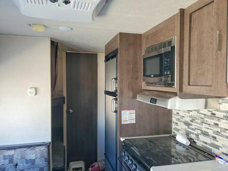 2018 Forrest river VIN 4X4TWDB25J7360871 COPART salvage auction — ROOF, CT - CERT OF TITLE-SALVAGE, sold $2,050 on 2026-07-09 (photo 6)