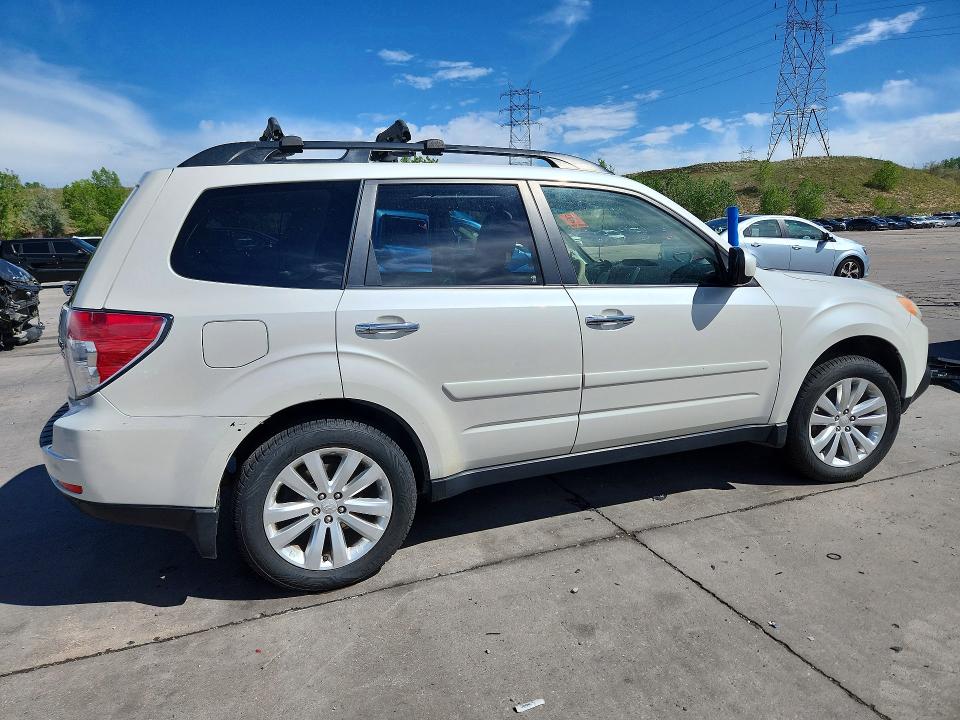 2013 Subaru Forester VIN JF2SHADC6DG435647 COPART salvage auction — VANDALISM, CO - PUBLIC - SALVAGE TITLE, sold $350 on 2026-07-22 (photo 3)