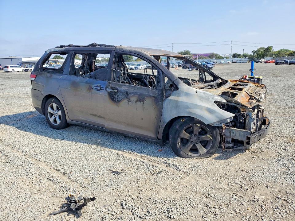 2011 Toyota Sienna VIN 5TDKK3DC8BS048418 COPART salvage auction — BURN, Ca - Non-Repairable Vehicle Cert, sold $275 on 2026-07-10 (photo 4)