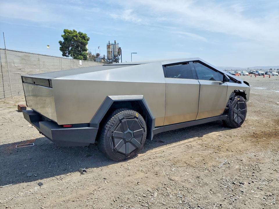 2024 Tesla Cybertruck VIN 7G2CEHED6RA024370 COPART salvage auction — FRONT END, Ca - Salvage Certificate, sold $21,000 on 2026-08-21 (photo 3)