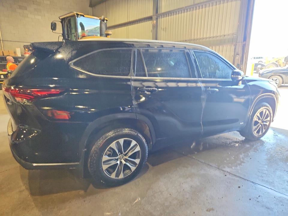 2025 Toyota Highlander hybrid VIN 5TDKBRCHXSS677274 COPART salvage auction — VANDALISM, On - Permit No Brand - Unfit, sold $41,500 on 2026-07-15 (photo 3)