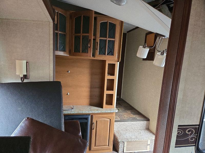 2013 Keystone rv Recreational vehicle (rv) VIN 4YDF33121DB630362 COPART salvage auction — ROOF, QC - IRRECUPERABLE, sold $175 on 2026-07-07 (photo 5)