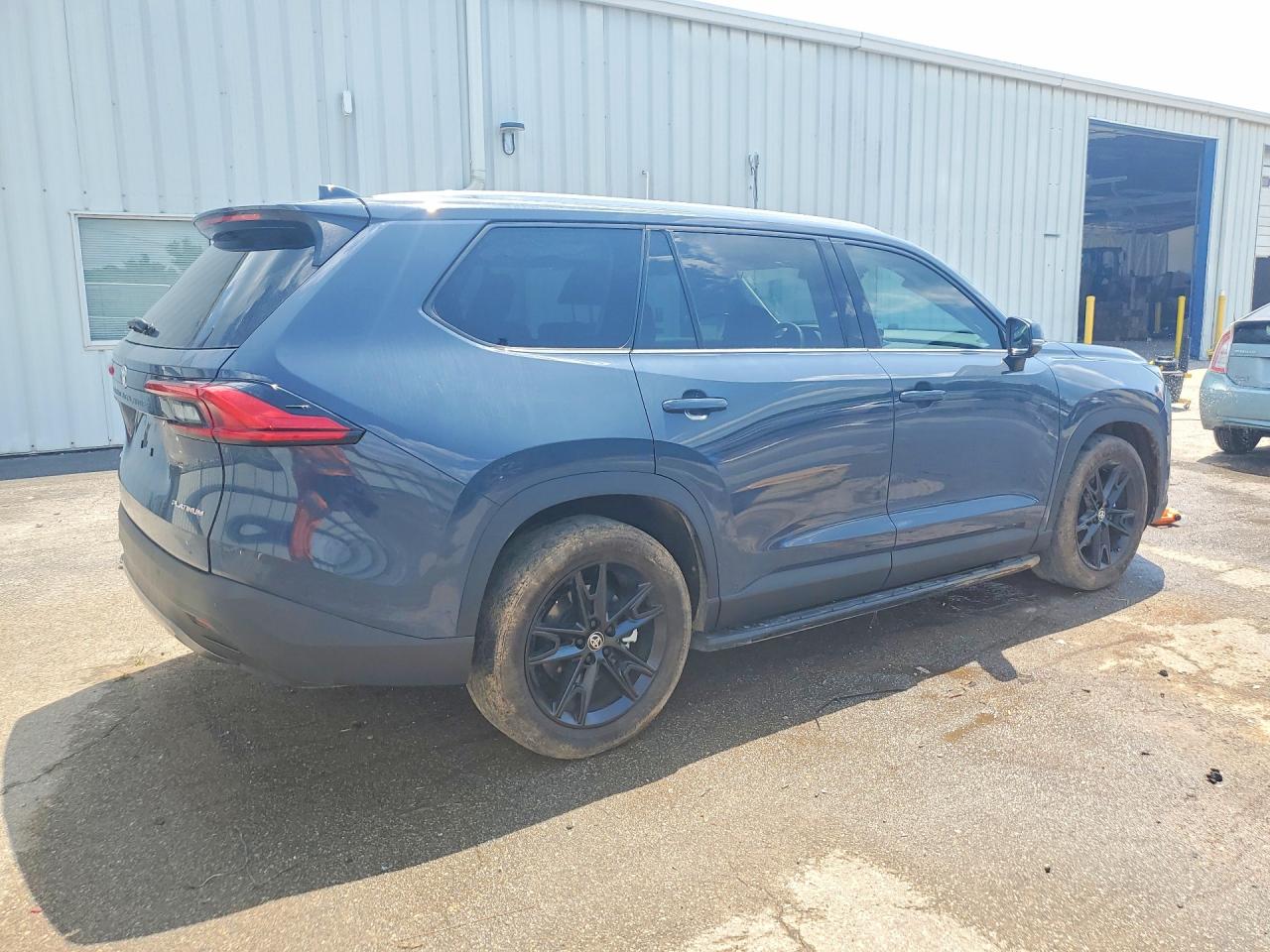 2024 Toyota Highlander VIN 5TDAAAB57RS038769 COPART salvage auction — Side, AL - CERT OF TITLE-SALVAGE TITLE, sold $24,000 on 2026-07-02 (photo 3)