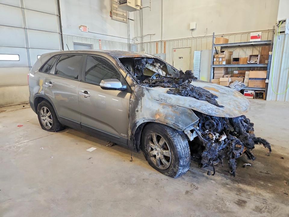 2011 Kia Sorento VIN 5XYKTCA19BG019457 COPART salvage auction — ENGINE BURN, MO - SALVAGE CERTIFICATE OF TITLE, sold $70 on 2026-07-28 (photo 4)